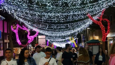 Las calles de Santa Cruz de Tenerife ya lucen el nuevo alumbrado navideño 2023