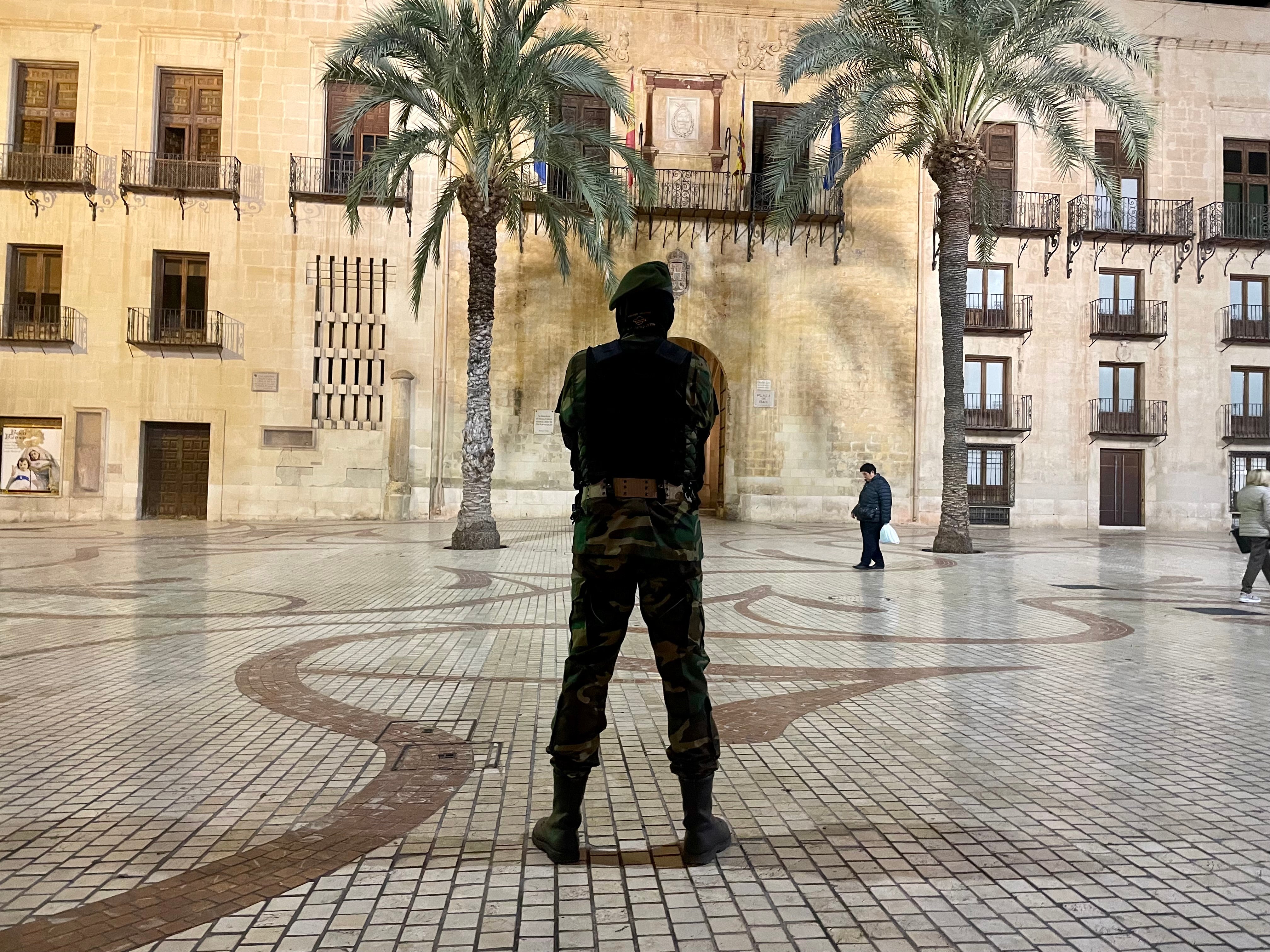¿Qué hace un hombre vestido de militar en la Plaça de Baix de Elche? ¿Qué hace un hombre vestido de militar en la Plaça de Baix de Elche?