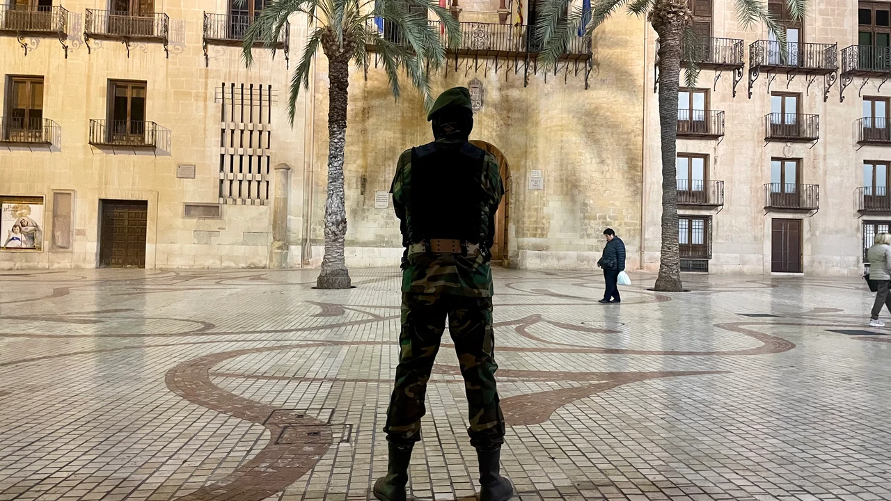 ¿Qué hace un hombre vestido de militar en la Plaça de Baix?