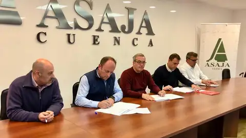 El secretario general de Asaja Cuenca, Manuel Torrero, junto Ángel León y Pedro Lucas, de CCOO y Jesús Laín, de UGT El secretario general de Asaja Cuenca, Manuel Torrero, junto Ángel León y Pedro Lucas, de CCOO y Jesús Laín, de UGT