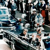 El presidente Kennedy y su mujer, Jackie, el día de su asesinato en Dallas