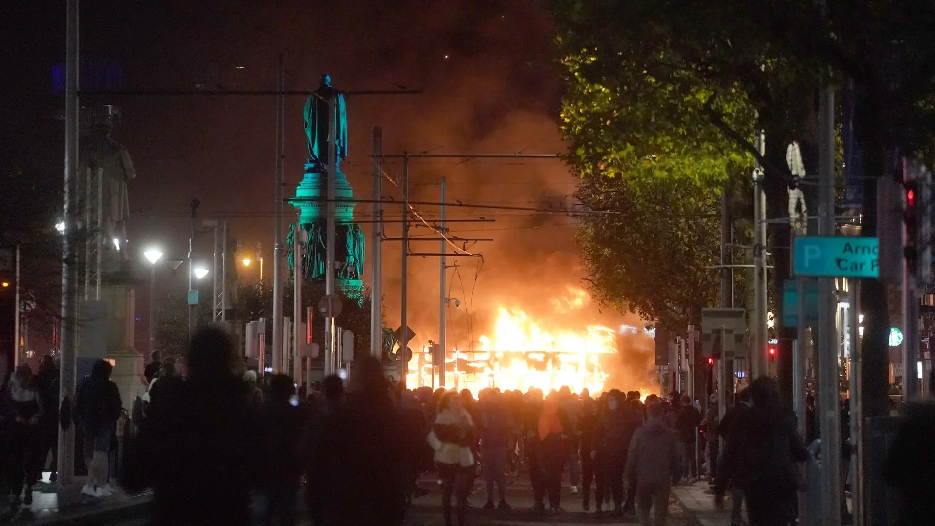 El apuñalamiento múltiple en Dublín provoca disturbios de grupos de "extrema derecha"