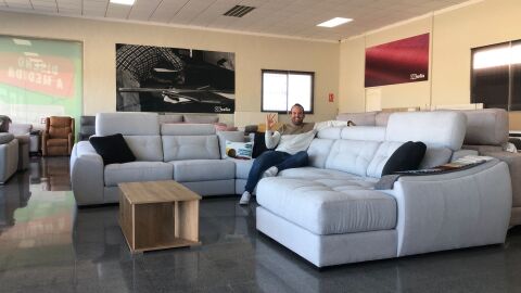 David Rodr&iacute;guez Ib&aacute;&ntilde;ez en la tienda de OK Sof&aacute;s en Elche