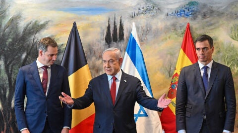 El Presidente del Gobierno, Pedro Sánchez, el primer ministro israelí, Benjamin Netanyahu y el primer ministro belga, Alexander de Croo, durante su encuentro en Jerusalén.