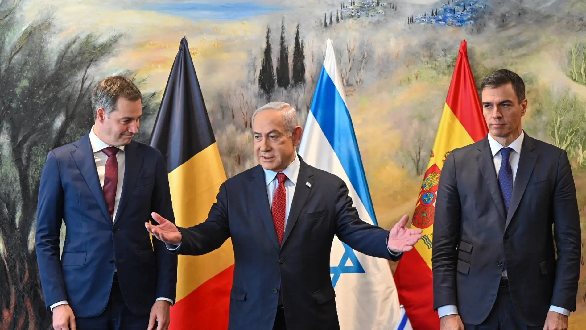 El Presidente del Gobierno, Pedro Sánchez, el primer ministro israelí, Benjamin Netanyahu y el primer ministro belga, Alexander de Croo, durante su encuentro en Jerusalén.