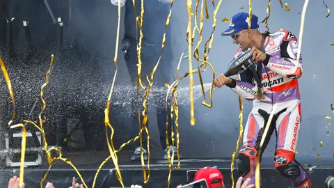 El español Jorge Martín, en el podio, tras ganar la carrera Moto GP Sprint en el circuito 'Ricardo Tormo' de Cheste El español Jorge Martín, en el podio, tras ganar la carrera Moto GP Sprint en el circuito 'Ricardo Tormo' de Cheste