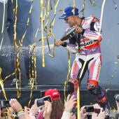 El español Jorge Martín, en el podio, tras ganar la carrera Moto GP Sprint en el circuito 'Ricardo Tormo' de Cheste
