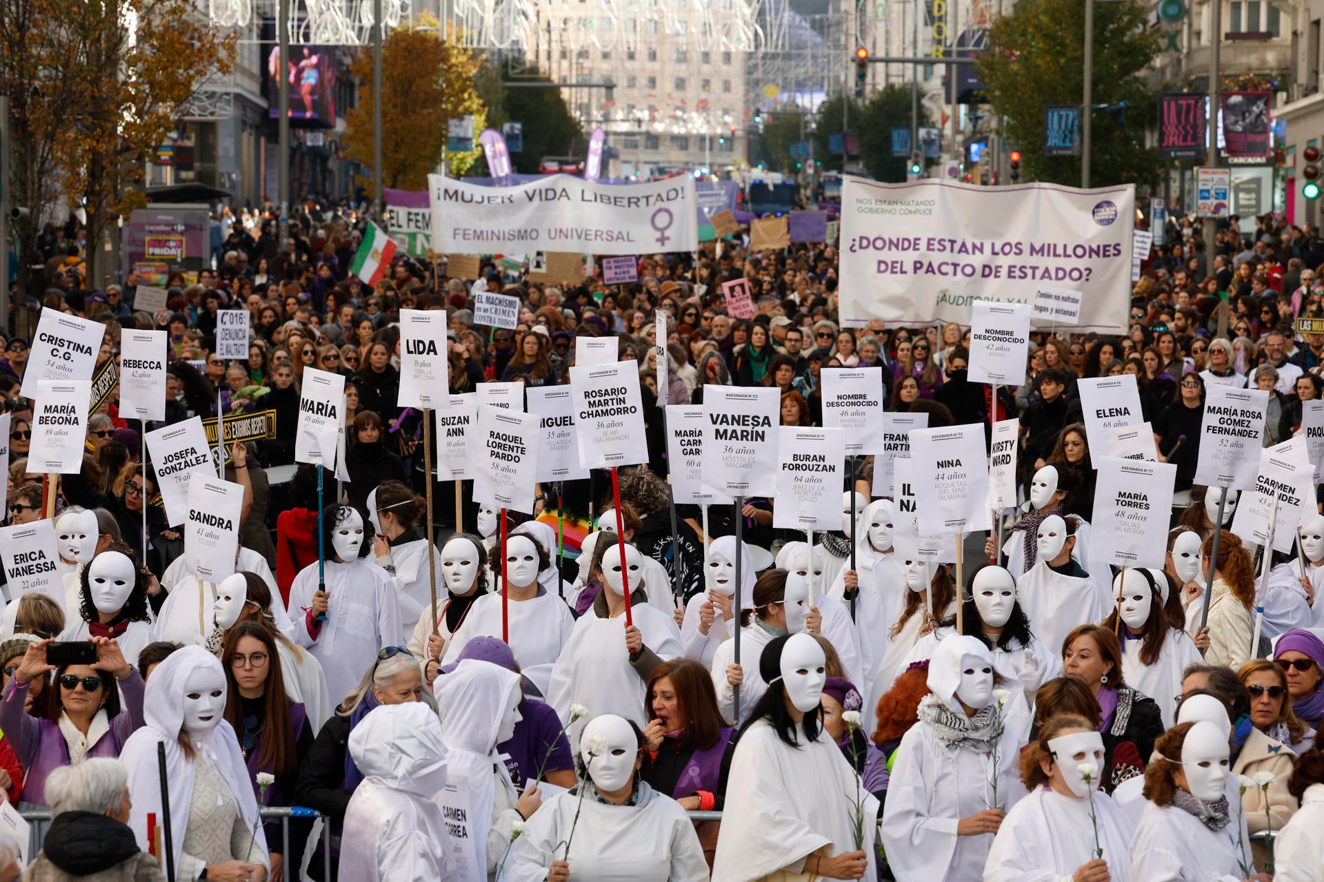 El feminismo toma las calles contra la violencia machista: "Si tocan a una, nos tocan a todas" El feminismo toma las calles contra la violencia machista: "Si tocan a una, nos tocan a todas"
