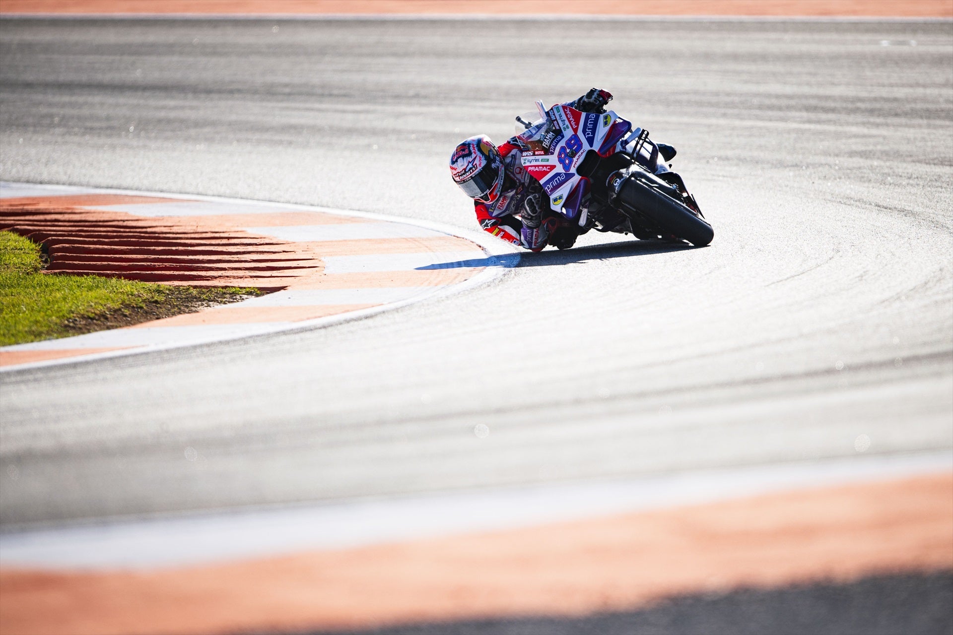 Jorge Martín se va al suelo y Bagnaia es campeón de MotoGP Jorge Martín se va al suelo y Bagnaia es campeón de MotoGP