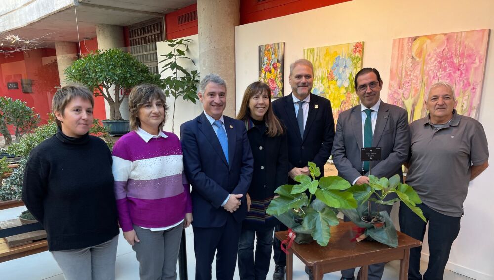Entrega del esqueje de la higuera de Miguel Hernández al Real Jardín Botánico de Madrid.