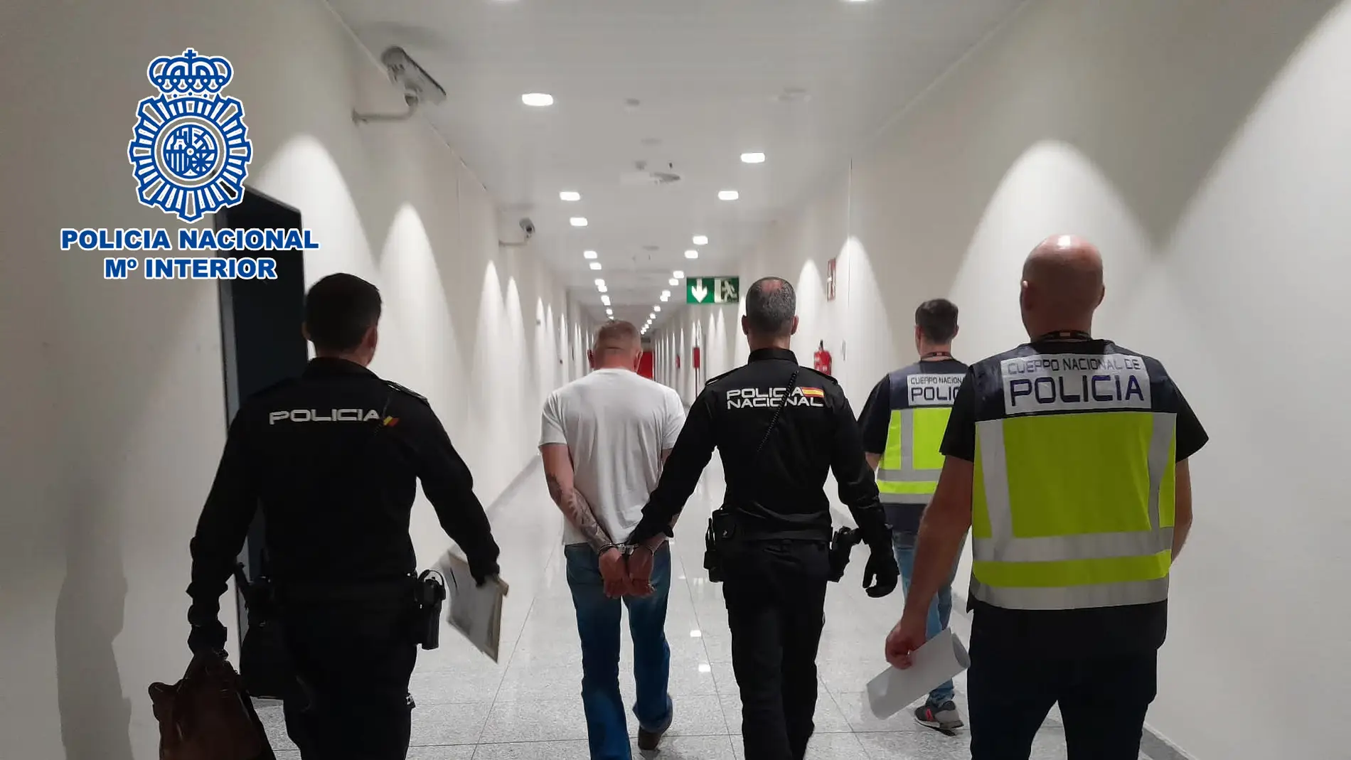 Agentes de la Policía Nacional con el hombre arrestado en el aeropuerto Alicante-Elche 'Miguel Hernández'.