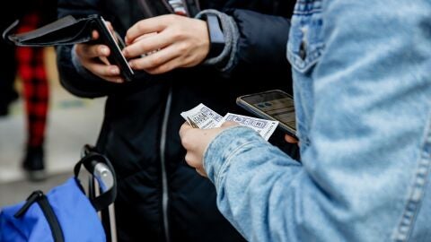 Estas son las cuatro cosas que no debes hacer con tu décimo de lotería de Navidad, según la Policía Nacional