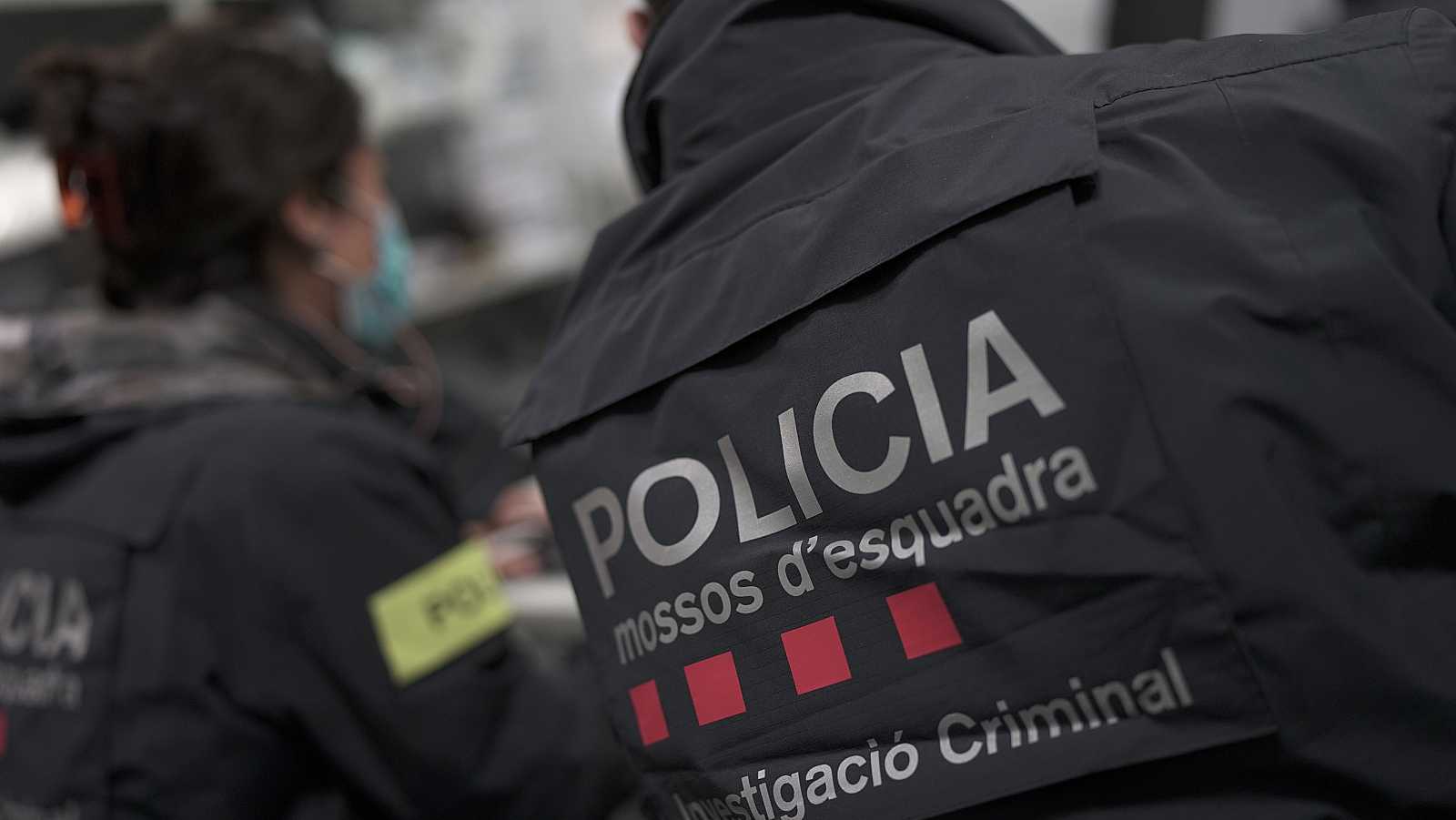 Els Mossos detenen els dos autors d'un assassinat comès a França l'any 2003 que han viscut a Catalunya amb identitats falses Els Mossos detenen els dos autors d'un assassinat comès a França l'any 2003 que han viscut a Catalunya amb identitats falses