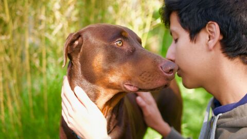 Adolescente con su mascota