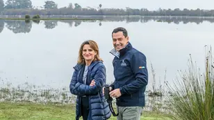 El presidente andaluz, Juanma Moreno, y la vicepresidenta y ministra para la Transición Ecológica, Teresa Ribera