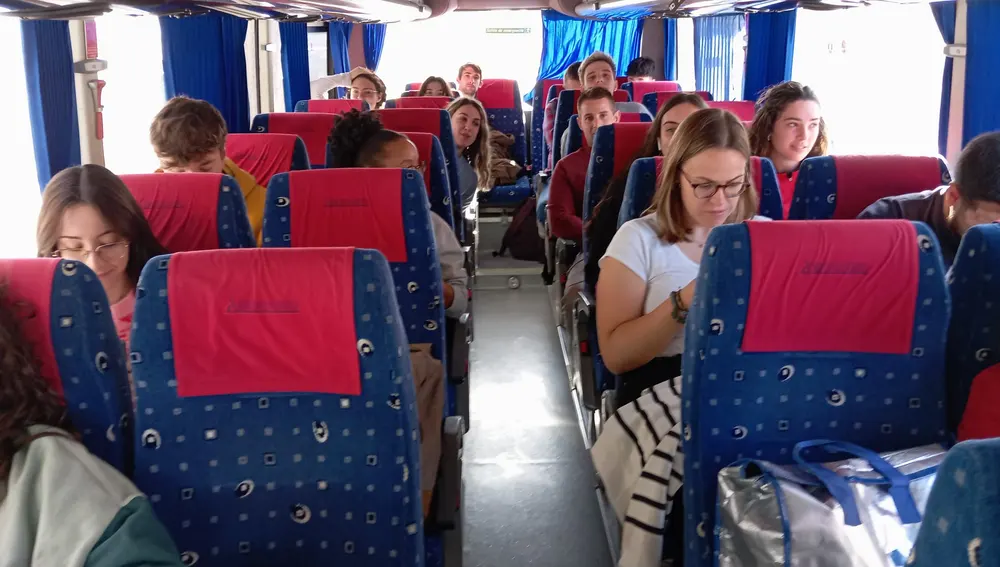 Pasajeros del tren viajando a Valencia en autobús Pasajeros del tren viajando a Valencia en autobús