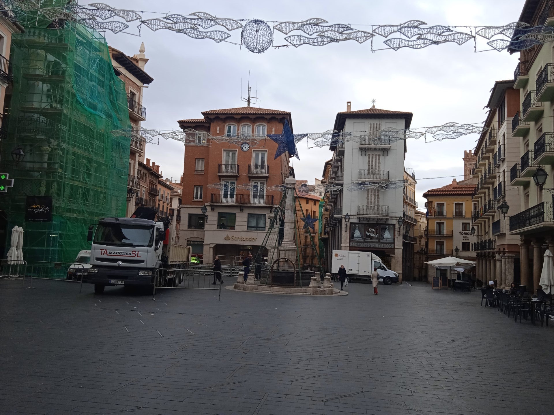 Estrellas y cohetes adornarán el árbol de Teruel Estrellas y cohetes adornarán el árbol de Teruel