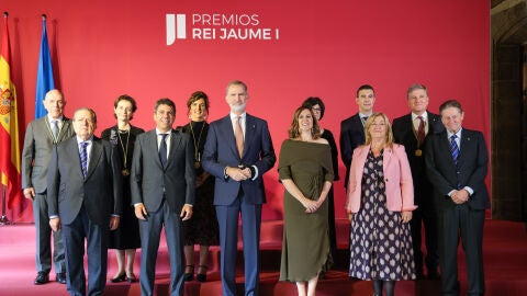 Los galardonados con los Premios Jaume I han posado junto al Rey