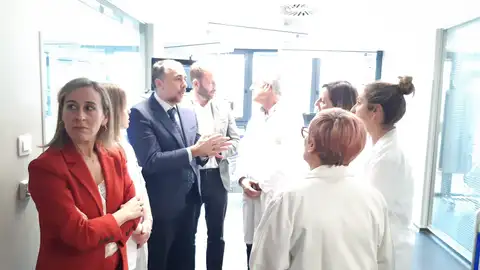 Ethel Vázquez y Julio García Comesaña De visita a las instalaciones del CHUAC