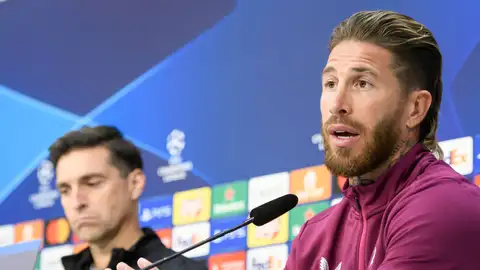 El entrenador del Sevilla FC, Diego Alonso y el capitán del equipo Sergio Ramos durante la rueda de prensa ofrecida en la Ciudad Deportiva del club previa al partido de la Jornada 5 de la fase de grupos de la Liga de Campeones que juegan este miércoles ante el PSV neerlandés. El entrenador del Sevilla FC, Diego Alonso y el capitán del equipo Sergio Ramos durante la rueda de prensa ofrecida en la Ciudad Deportiva del club previa al partido de la Jornada 5 de la fase de grupos de la Liga de Campeones que juegan este miércoles ante el PSV neerlandés.