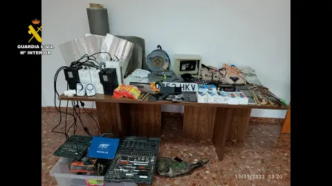 Algunos de los objetos recuperados tras los robos en Las Pedroñeras (Cuenca) Algunos de los objetos recuperados tras los robos en Las Pedroñeras (Cuenca)