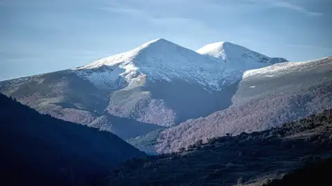 Las primeras nieves en La Rioja se pueden ver en el Pico San Lorenzo con 2.271 m de altura, y Cabeza Parda con 2.116 m cubiertos por un manto blanco, desde San Millán de la Cogolla Las primeras nieves en La Rioja se pueden ver en el Pico San Lorenzo con 2.271 m de altura, y Cabeza Parda con 2.116 m cubiertos por un manto blanco, desde San Millán de la Cogolla