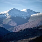 Las primeras nieves en La Rioja se pueden ver en el Pico San Lorenzo con 2.271 m de altura, y Cabeza Parda con 2.116 m cubiertos por un manto blanco, desde San Millán de la Cogolla