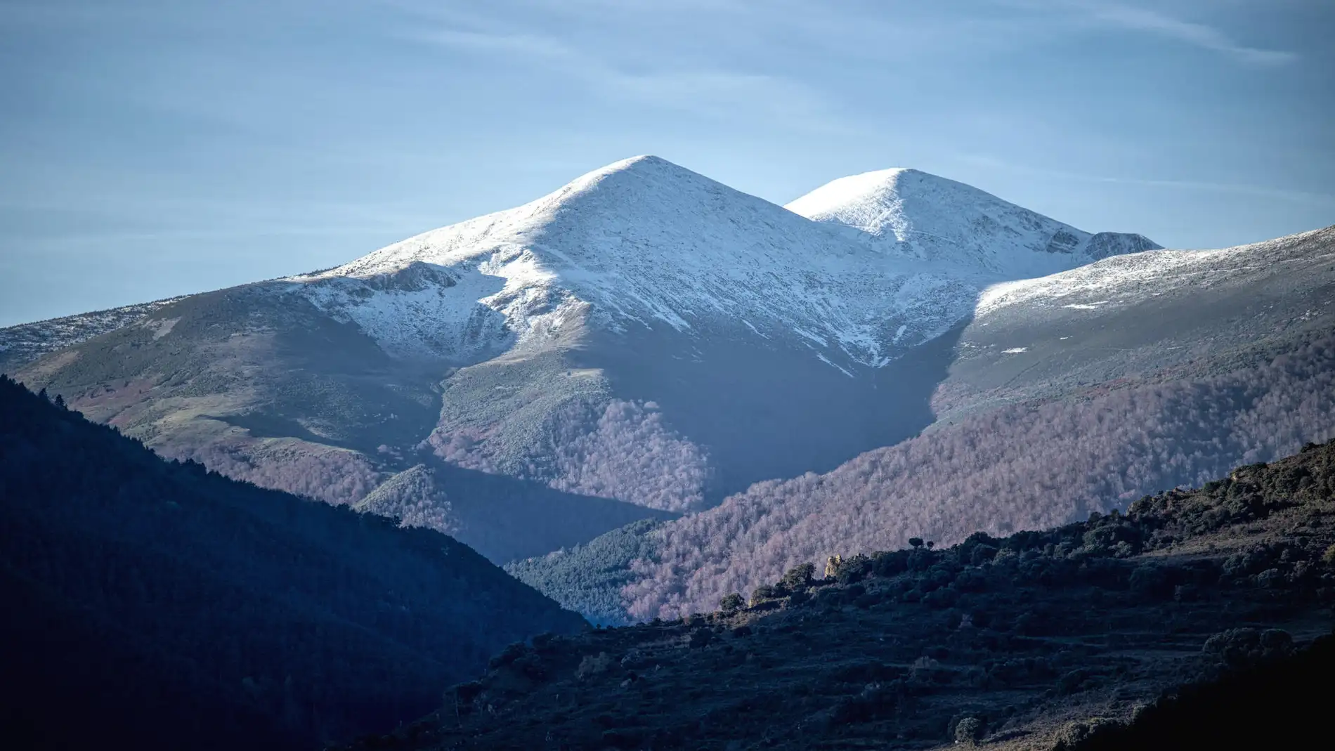 Las primeras nieves en La Rioja se pueden ver en el Pico San Lorenzo con 2.271 m de altura, y Cabeza Parda con 2.116 m cubiertos por un manto blanco, desde San Millán de la Cogolla