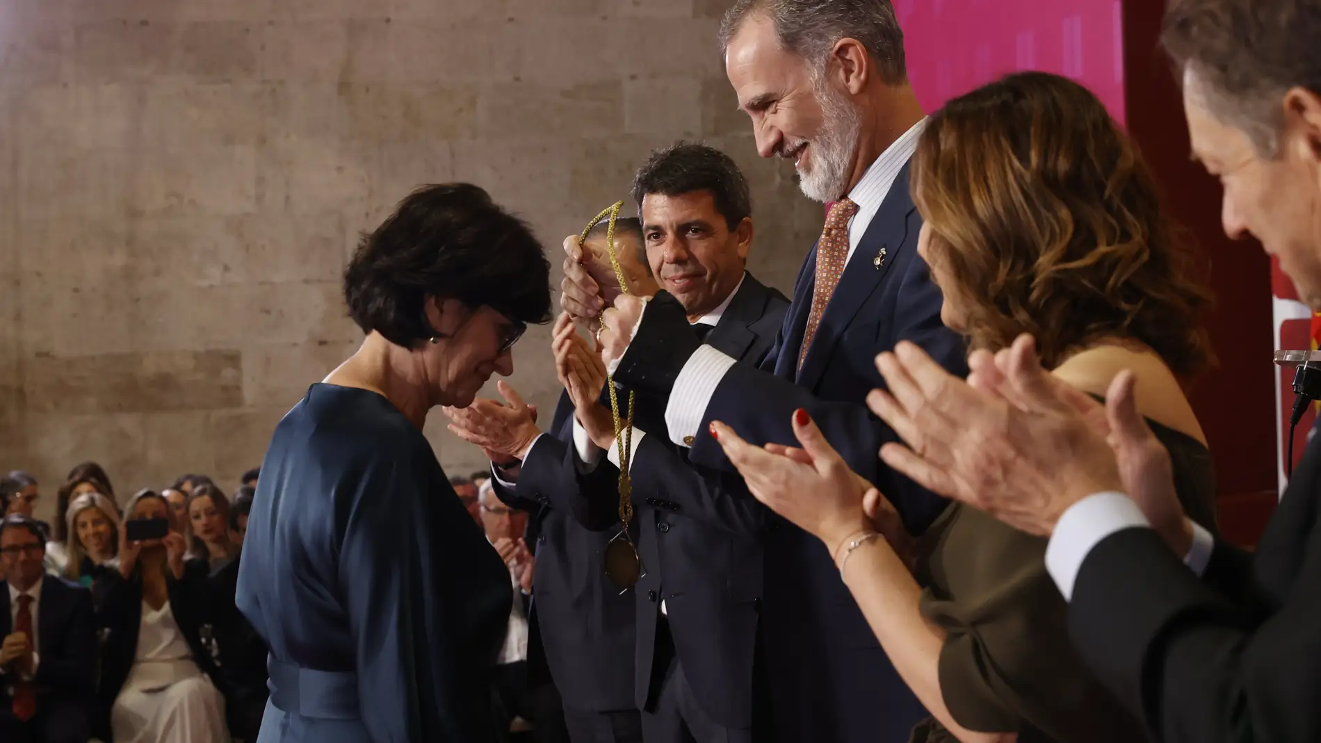 El Rey Felipe VI, en la entrega de los premios Jaume I, ante la presencia del presidente de la Generalitat Valenciana, Carlos Mazón