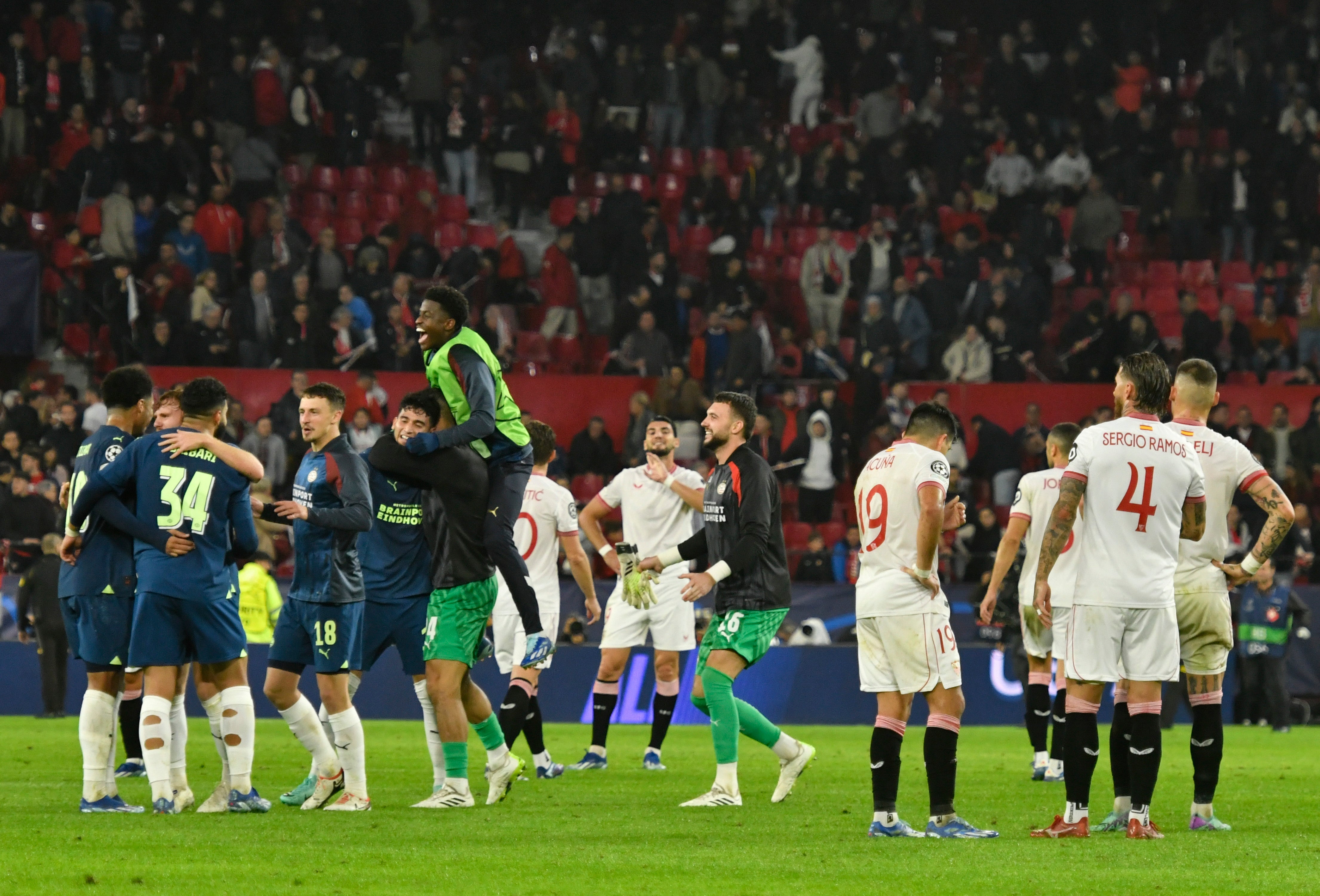 Ocampos la lía, el PSV remonta y el Sevilla, sin Champions Ocampos la lía, el PSV remonta y el Sevilla, sin Champions