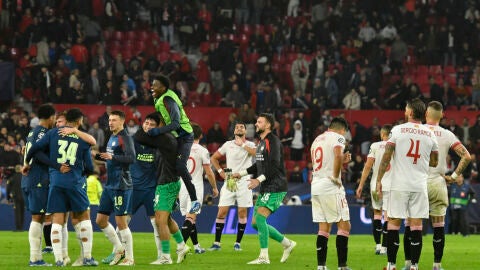 Los jugadores del PSV celebran el triunfo ante la decepci&oacute;n de los sevillistas.