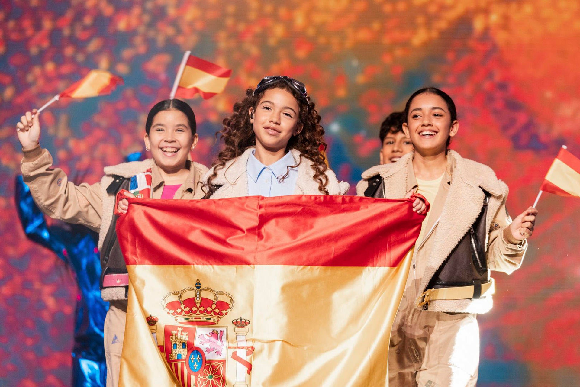 Las multipantallas de Borja Terán y Carolina Iglesias: la fiebre de Eurojunior llega un año más Las multipantallas de Borja Terán y Carolina Iglesias: la fiebre de Eurojunior llega un año más