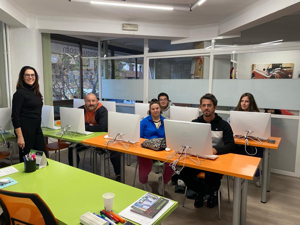 Autoescuela Jaguar ofrece charlas adaptadas teóricas a usuarios de Asprona Autoescuela Jaguar ofrece charlas adaptadas teóricas a usuarios de Asprona