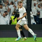 El centrocampista del Real Madrid Nico Paz celebra tras marcar el tercer gol ante el Nápoles.