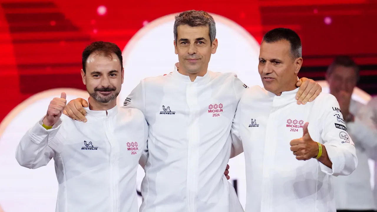 Los cocineros de Disfrutar después de recibir su tercera estrella Michelin
