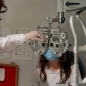 Imagen de archivo de una óptica atendiendo a una paciente.
