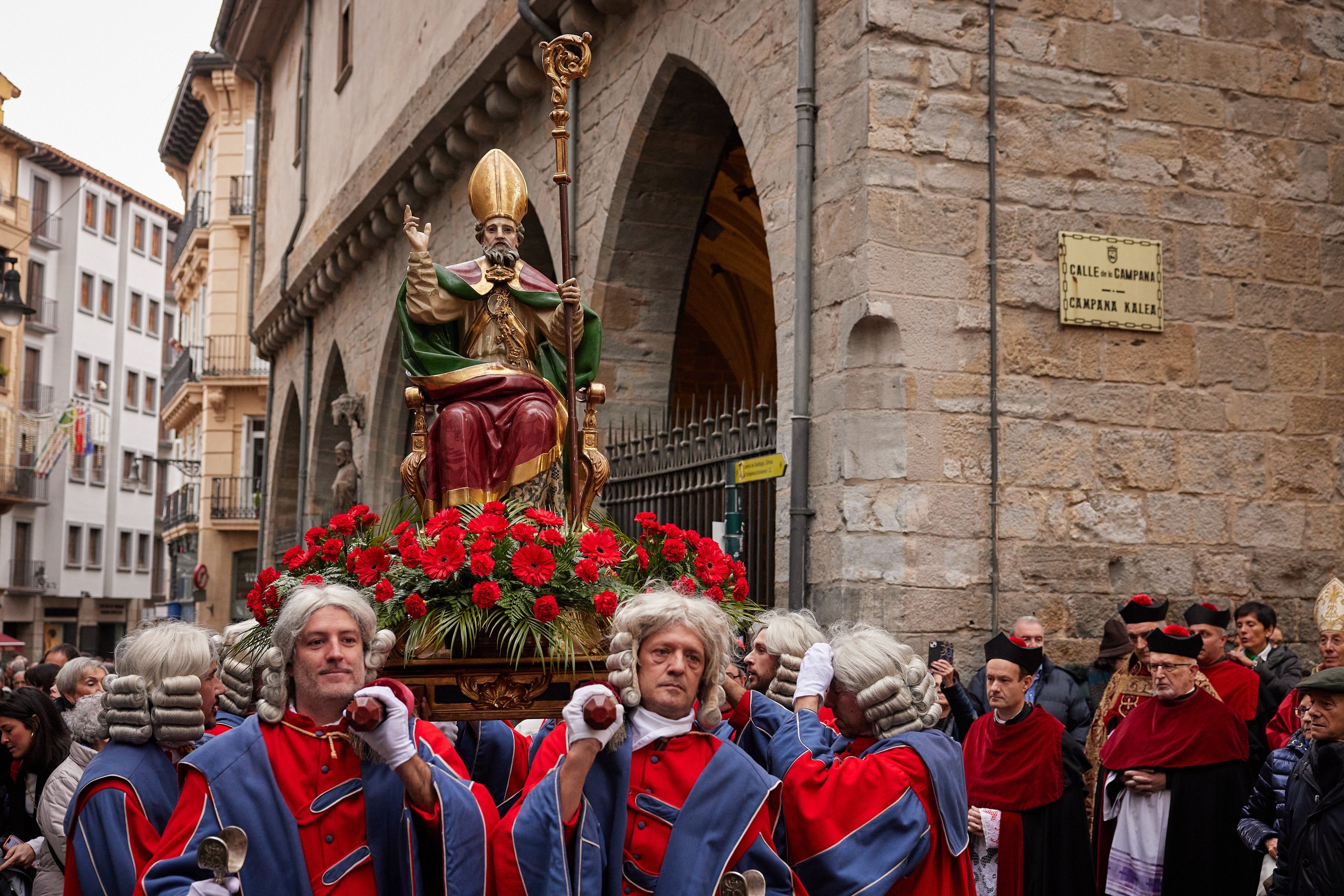 Cientos de personas acompañan a la imagen de San Saturnino en el día del patrón de Pamplona Cientos de personas acompañan a la imagen de San Saturnino en el día del patrón de Pamplona