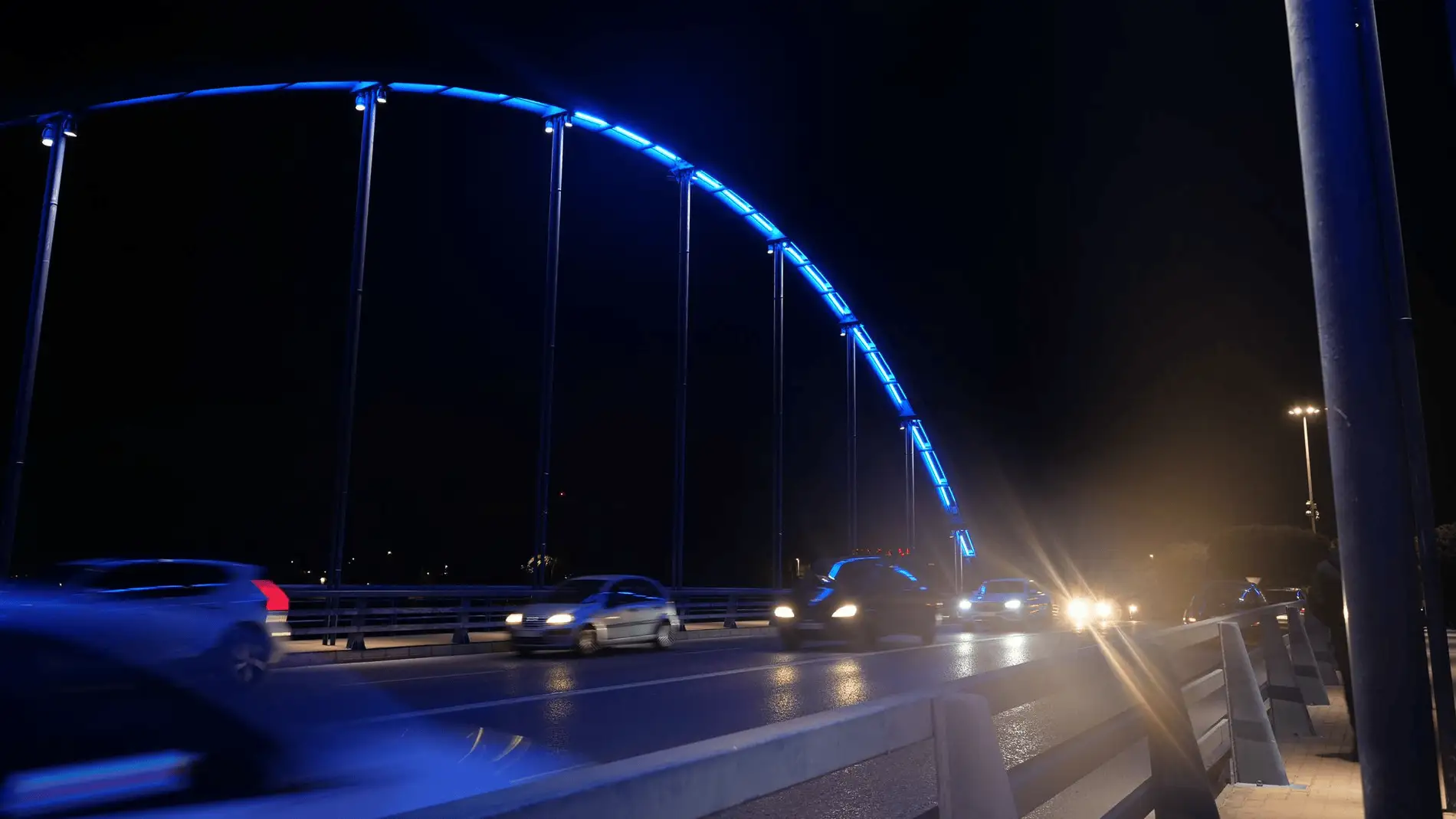 El puente del VII Centenario, iluminado