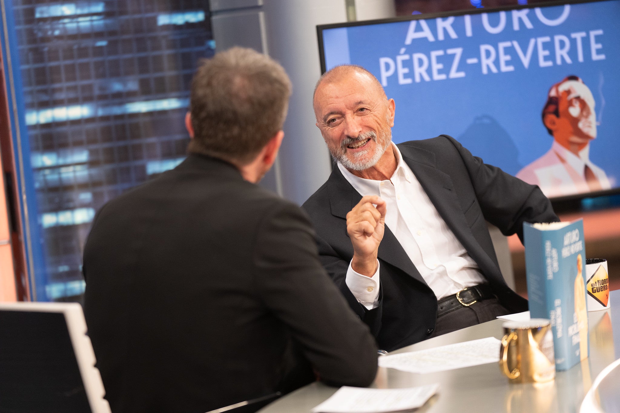 Pérez-Reverte no se corta contra Sánchez y dice que "no ha leído un libro en su vida" o que "vende a su madre y entrega otra" Pérez-Reverte no se corta contra Sánchez y dice que "no ha leído un libro en su vida" o que "vende a su madre y entrega otra"