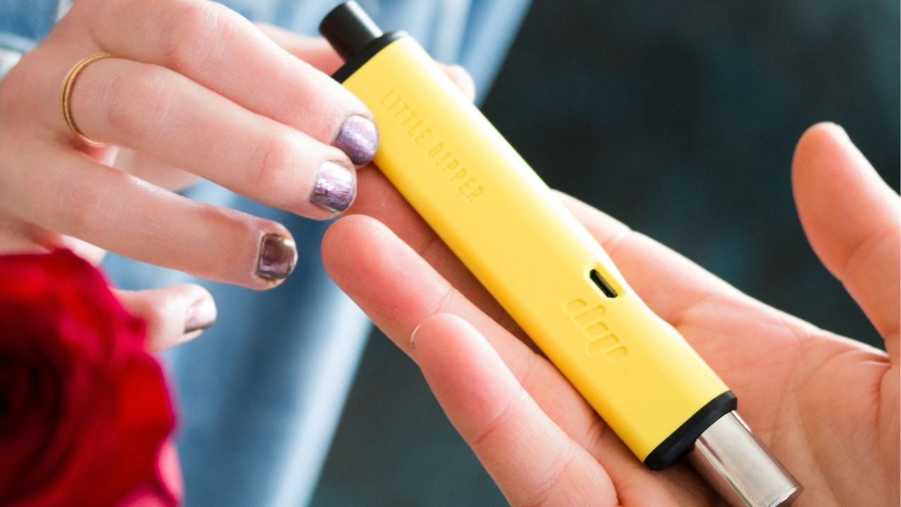 Andalucía prohibirá vender bebidas energéticas y vapeadores a menores y limitará el uso de móviles en las aulas Andalucía prohibirá vender bebidas energéticas y vapeadores a menores y limitará el uso de móviles en las aulas