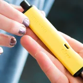 Andalucía prohibirá vender bebidas energéticas y vapeadores a menores y limitará el uso de móviles en las aulas Andalucía prohibirá vender bebidas energéticas y vapeadores a menores y limitará el uso de móviles en las aulas