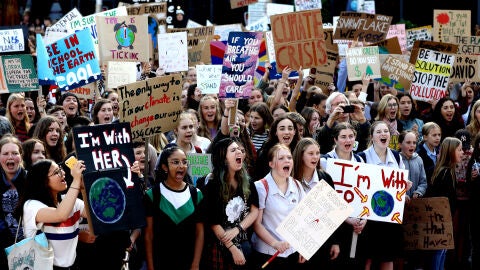 J&oacute;venes protagonizan una protesta por el clima