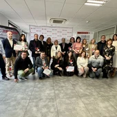 Foto de familia con las empresas premiadas por Cruz Roja Foto de familia con las empresas premiadas por Cruz Roja