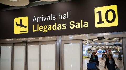 Imagen de la puerta de llegadas en el aeropuerto de Barajas