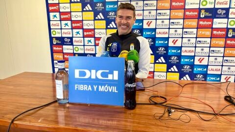 30-11 Luis Carri&oacute;n en la sala de prensa del Requex&oacute;n