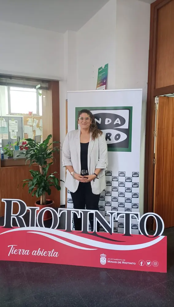 La alcaldesa de Minas de Riotinto, Rocío Díaz, en el interior del Ayuntamiento que preside.