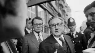 Henry Kissinger entrevistado durante su estancia en Londres en 1975