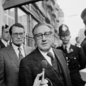 Henry Kissinger entrevistado durante su estancia en Londres en 1975