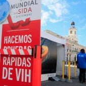Carpa instalada por Madrid Salud con motivo del Día Mundial del Sida