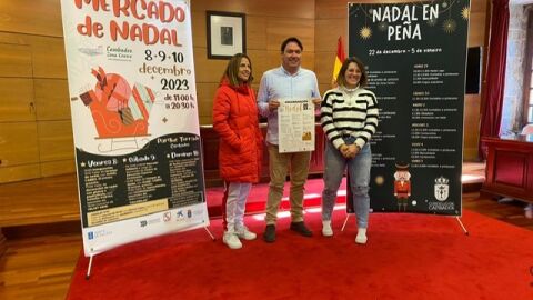 Membros do concello ca carteleria na presentaci&oacute;n da programaci&oacute;n festiva